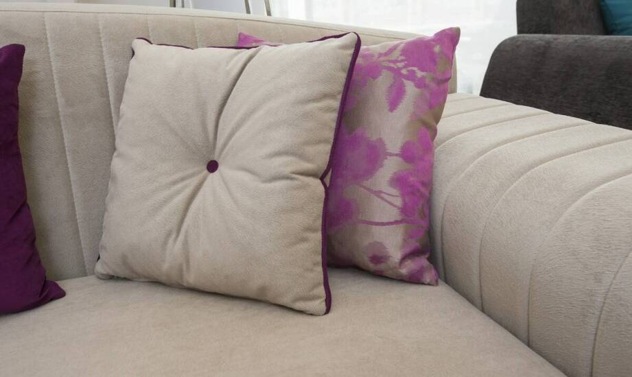 Garnitury na miarę – jak dbałość o szczegóły przekłada się na komfort noszenia?