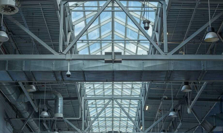 Dlaczego warto inwestować w klapy dymowe wykonane z poliwęglanu komorowego?