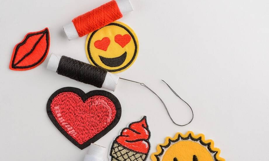Proces zamawiania naszywek z własnym logo – co warto wiedzieć?
