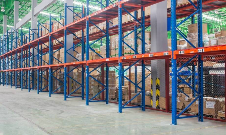 Porównanie różnych modeli drabin magazynowych z podestem – co warto wiedzieć?