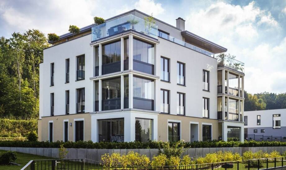 Balustrady zewnętrzne PVC jako element architektury krajobrazu