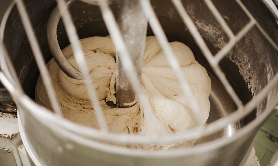 Maszyny do wyrabiania ciasta na pizzę jako kluczowy element wyposażenia pizzerii