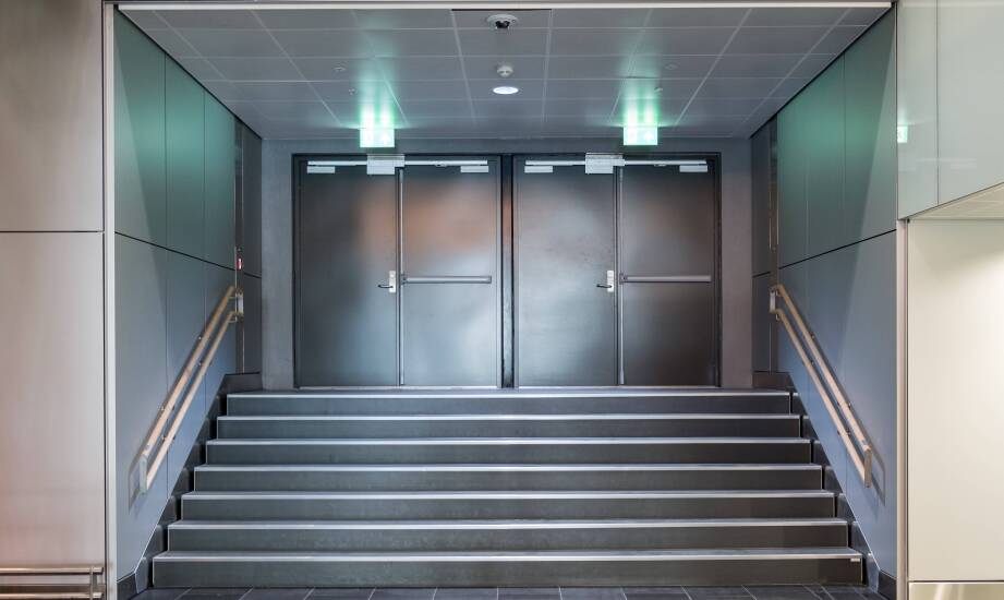 Drzwi zewnętrzne przeciwpożarowe – jakie normy spełniają?