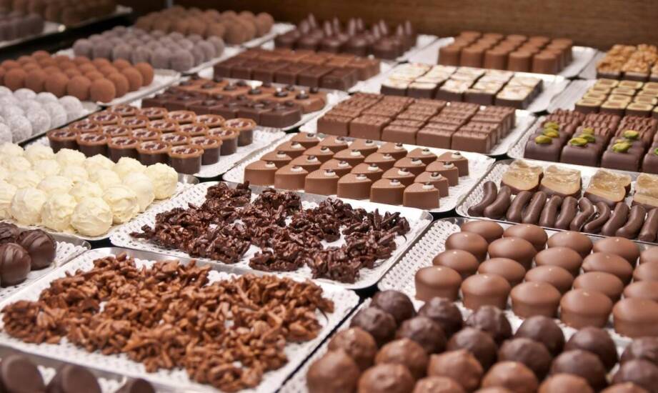 Dzięki czemu praliny zyskują idealną gładkość, połysk i odporność na topnienie w dłoniach?