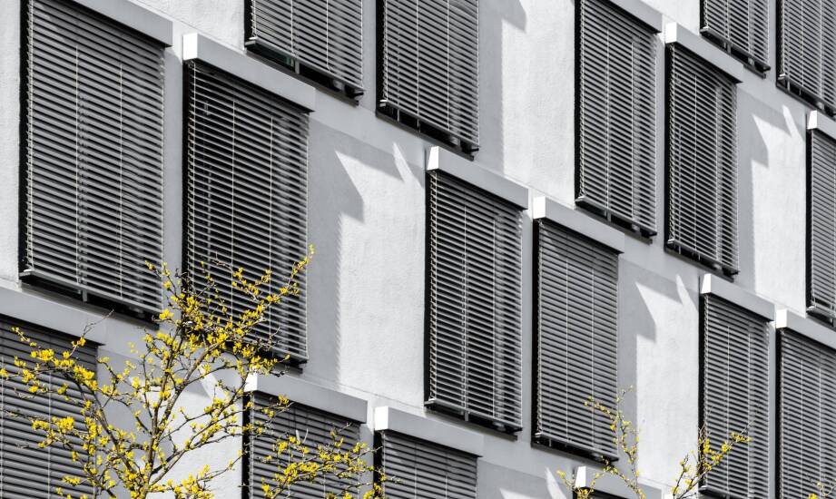 Jak zewnętrzne rolety wpływają na termiczny komfort poddasza?