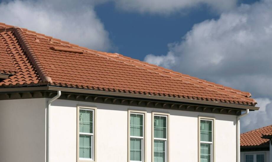 Blachodachówki a tradycyjne dachówki – co przemawia za nowoczesnymi rozwiązaniami?