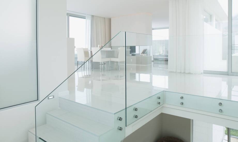 Jak konstrukcje szklane wpływają na estetykę nowoczesnych wnętrz?