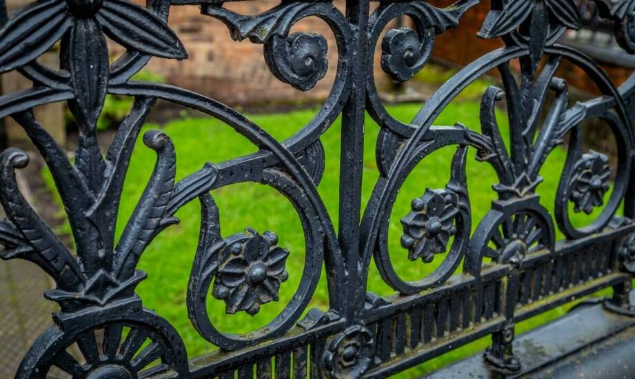 Zalety indywidualnych projektów w metaloplastyce ogrodzeń kutych