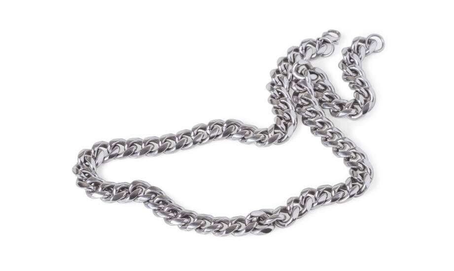 Jakie okazje są najlepsze, by podarować mężczyźnie srebrny łańcuszek?