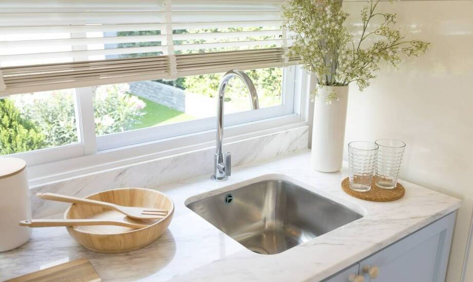 Jak kran kuchenny z ruchomą wylewką ułatwia utrzymanie czystości?