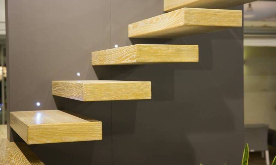 Jakie są wyzwania przy montażu klatek schodowych dwubiegowych?