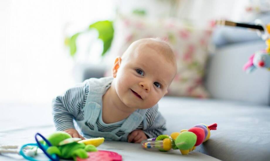 Zabawki dla niemowlaków: jak wpływają na rozwój zmysłów dziecka?