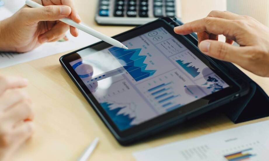 Jakie możliwości analityczne oferują rozwiązania ERP w chmurze dla małych firm?