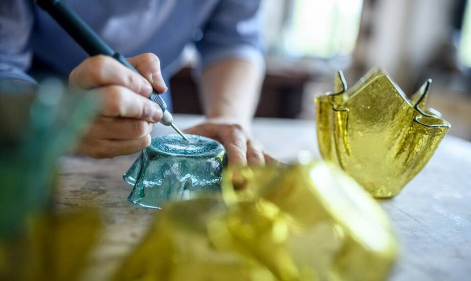 Proces odnawiania starych zdjęć na pomniki – jak przywracamy wspomnienia do życia?