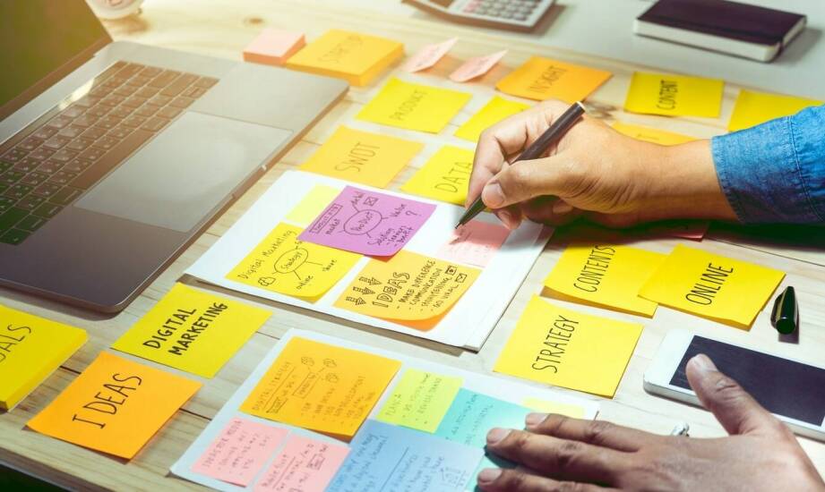 Różnorodność form i kształtów naklejek reklamowych - jak wybrać odpowiednie?