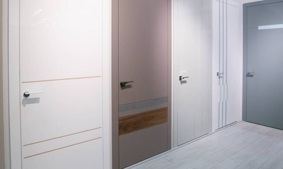Wybór drzwi drewnianych do wnętrz – na co zwrócić uwagę przy zakupie?
