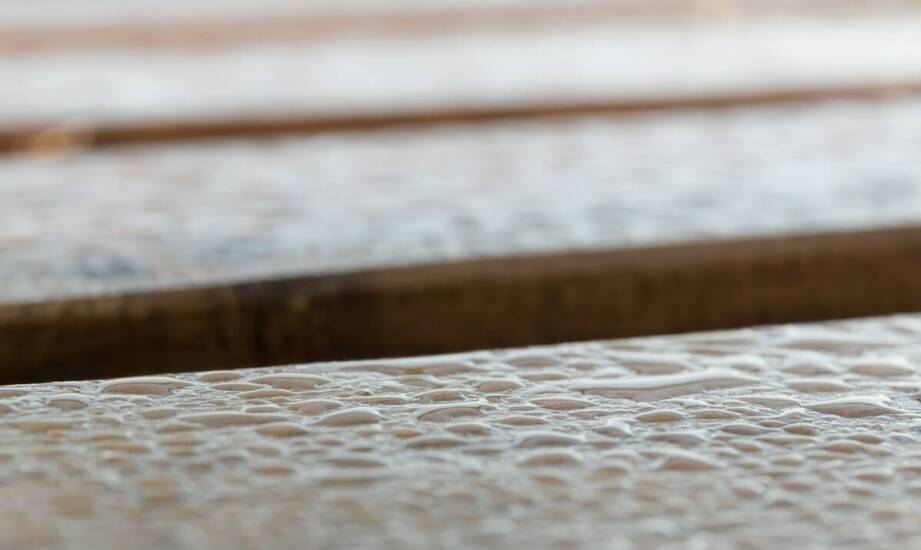 Montaż desek opalanych – co warto wiedzieć, by zachować ich unikalny wygląd?