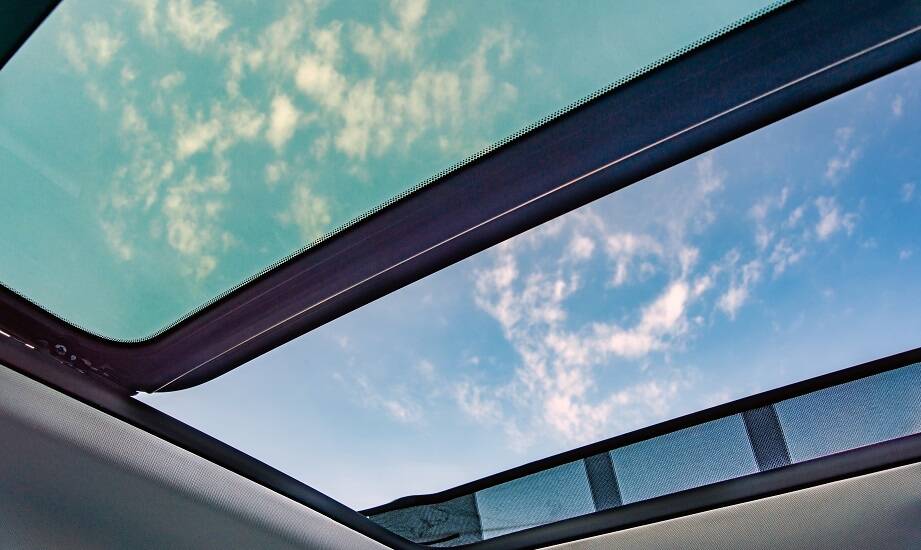 Szyby dachowe a ich wpływ na doświetlenie wnętrza pojazdu