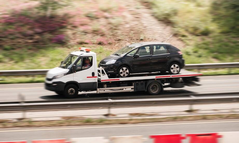 Jak przygotować się na współpracę z auto holowaniem przy transporcie pojazdu