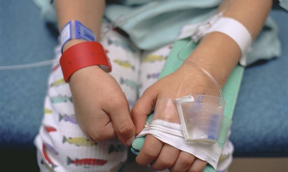 Jakie są kluczowe wyzwania przy projektowaniu opasek identyfikacyjnych dla dzieci