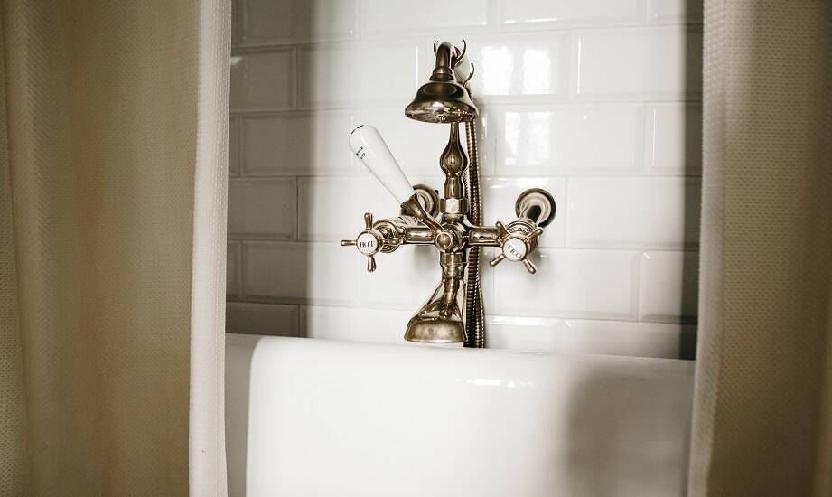 Stylowe detale baterii wannowej dostępnej w sklepie internetowym