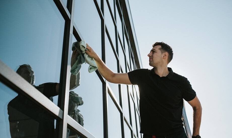 Mycie okien w budynkach komercyjnych: znaczenie dla estetyki i higieny