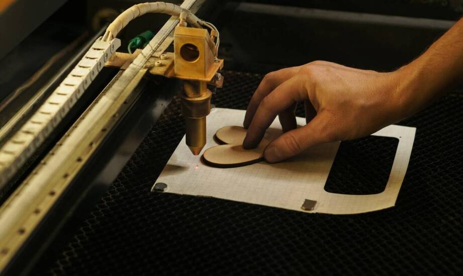 Wpływ cięcia sklejki laserem na jakość materiałów promocyjnych