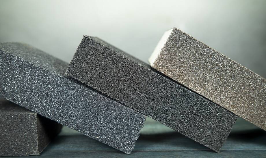 Jak gąbki do szlifowania gładzi wpływają na jakość wykończenia powierzchni?