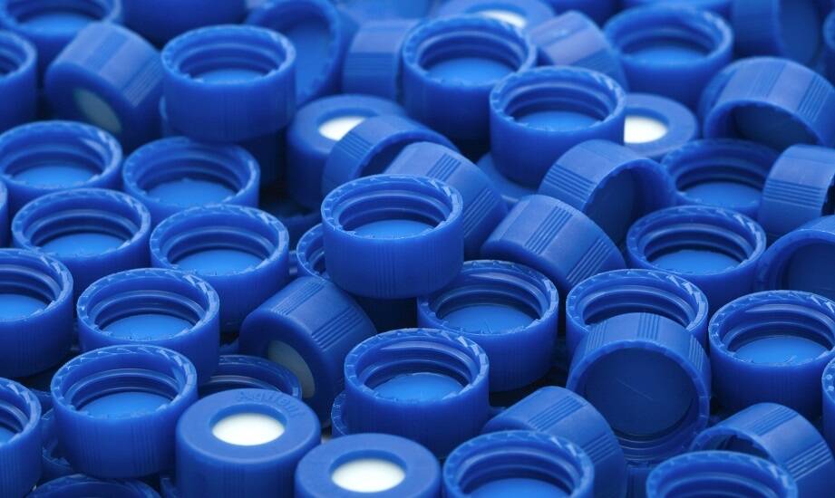 Jak odpowiednie nakrętki mogą usprawnić procesy produkcyjne w przemyśle farmaceutycznym?