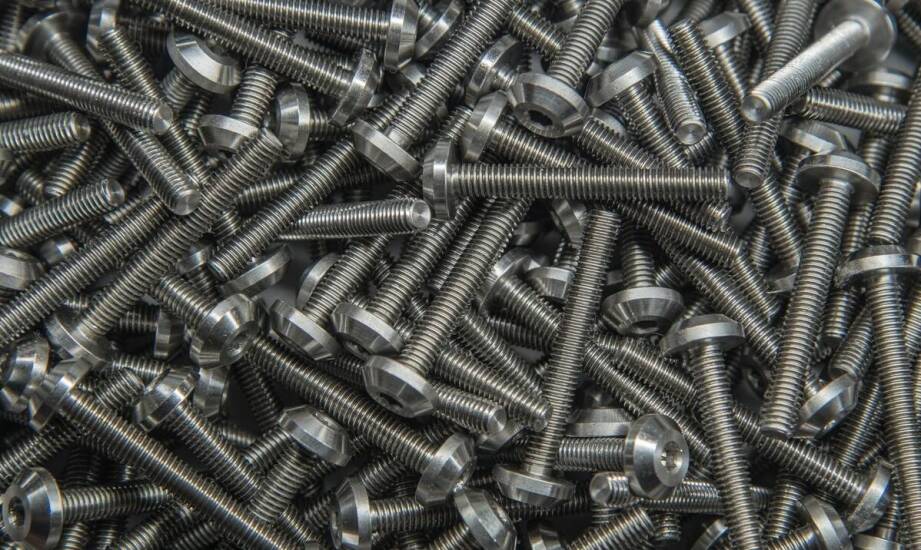 Jakie są najważniejsze trendy w projektowaniu śrub i wkrętów dla przemysłu elektrycznego?