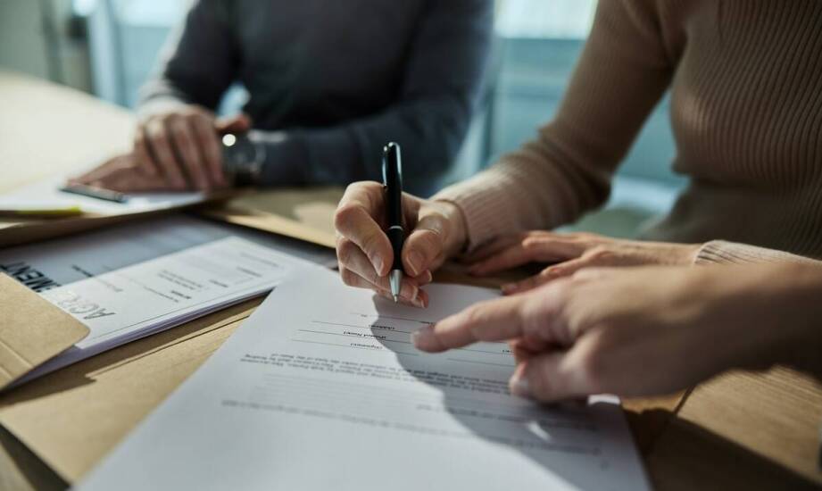 Kluczowe różnice między umową o pracę a umową zlecenie w kontekście transportu