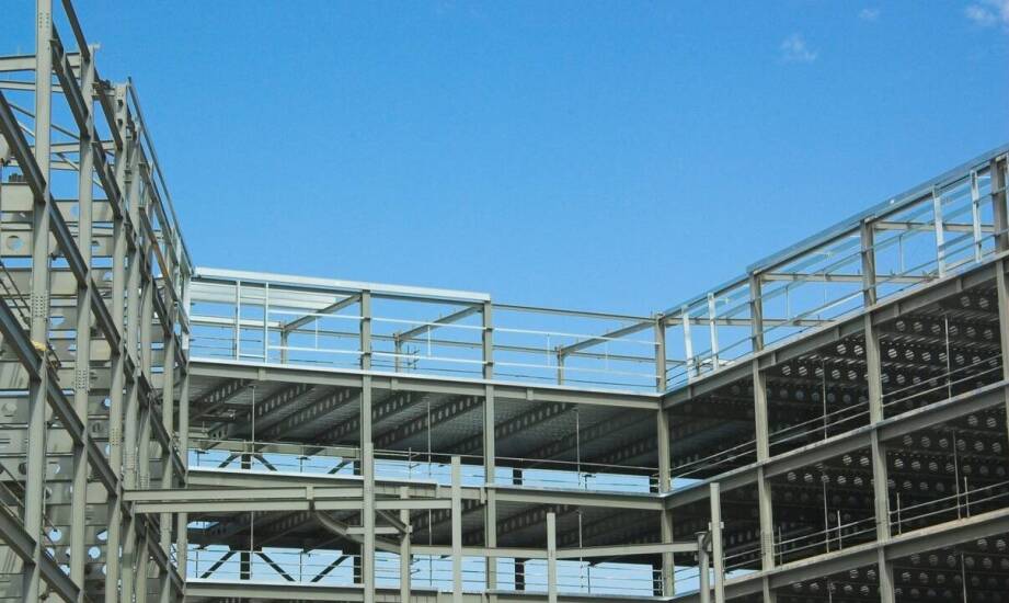 Jak zapewniana jest optymalna stabilność i bezpieczeństwo stalowej konstrukcji?