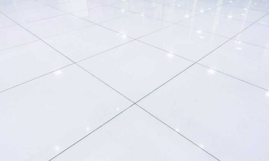 Dlaczego niska nasiąkliwość płytek przemysłowych jest istotna dla hal produkcyjnych?