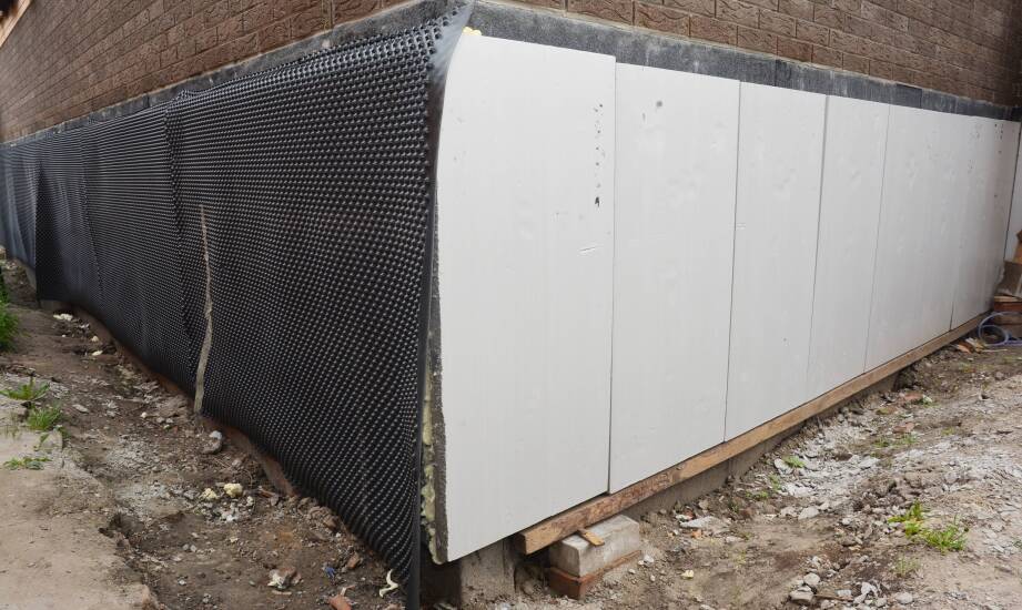 Wybór płyt styropianowych do izolacji fundamentów - kluczowe aspekty