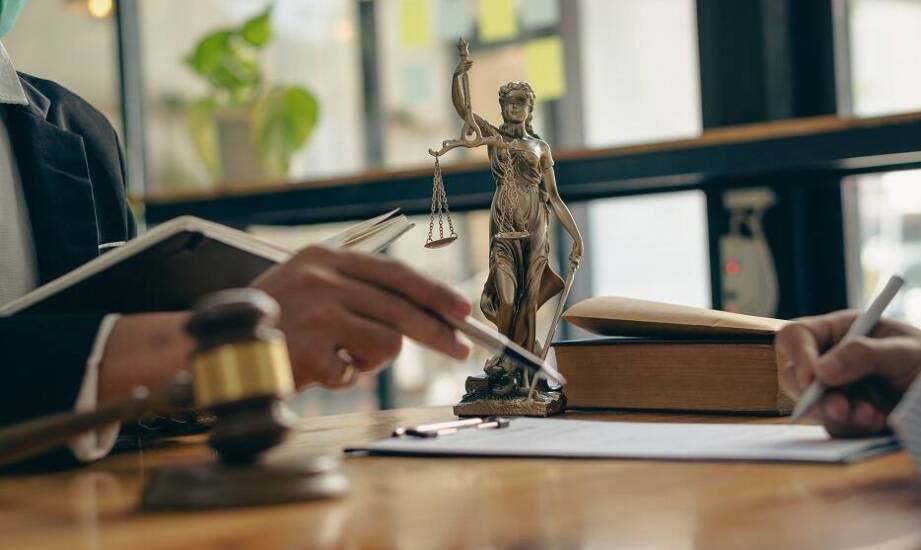 Rola kancelarii prawnej w ochronie interesów klienta podczas procesu karnego