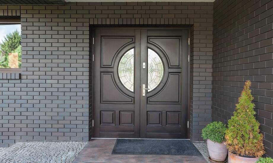 Drzwi wejściowe z elementami dekoracyjnymi: Jak podkreślić styl domu?