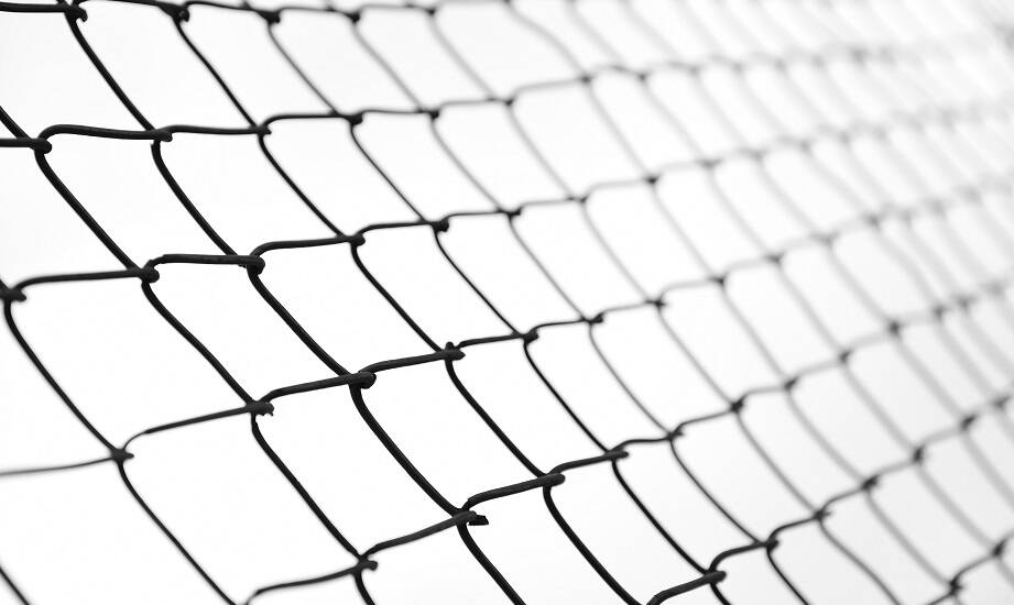 Praktyczne aspekty montażu siatek asekuracyjnych na wysokościach