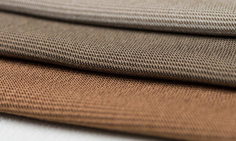 Jakie tkaniny najlepiej sprawdzają się przy szyciu mundurów galowych?