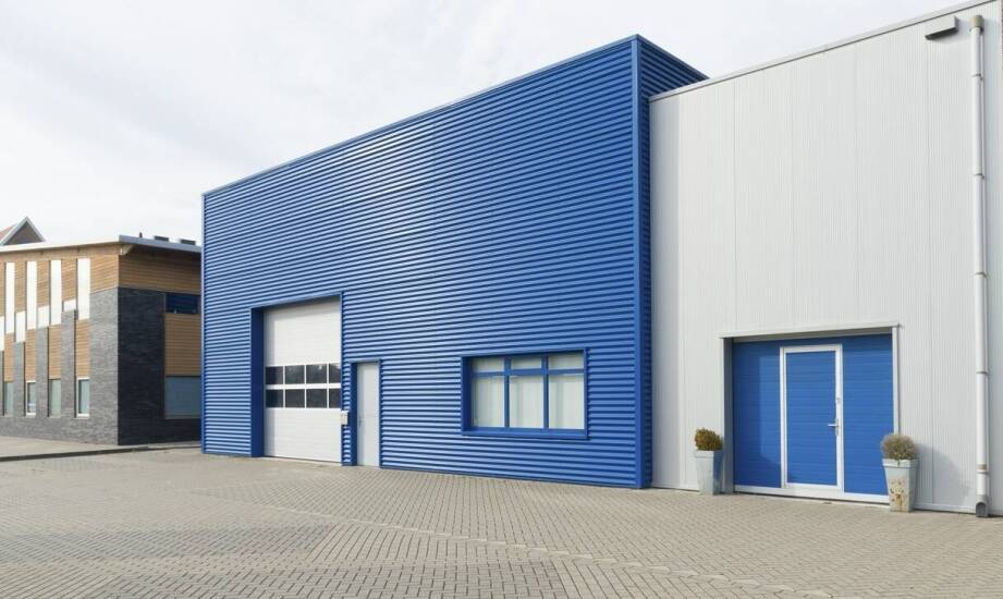 Funkcjonalność i wygoda: jak okna i drzwi wpływają na komfort garażu blaszanego?