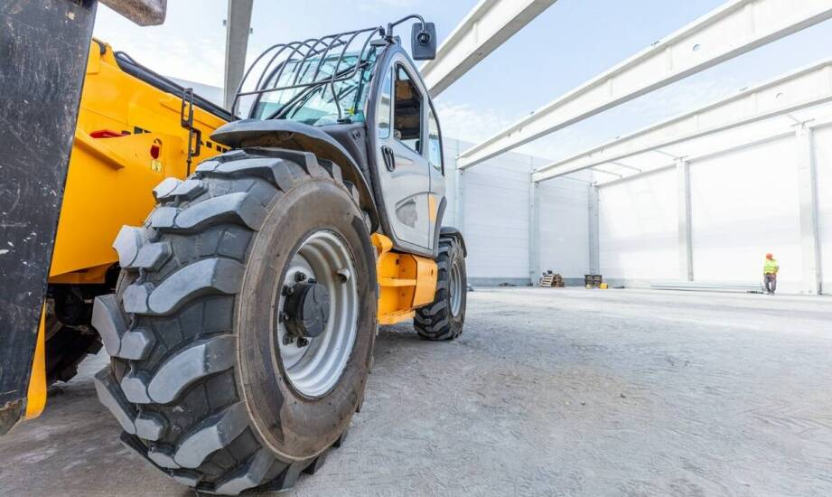 Dlaczego warto zainwestować w wózek widłowy terenowy?