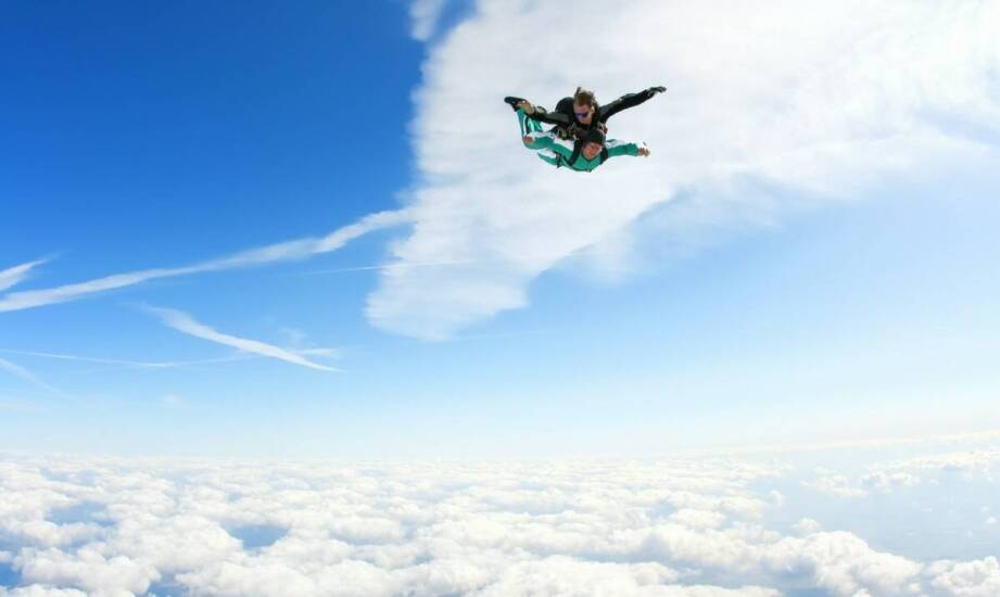 Jakie są różnice między różnymi ofertami voucherów na skoki spadochronowe?