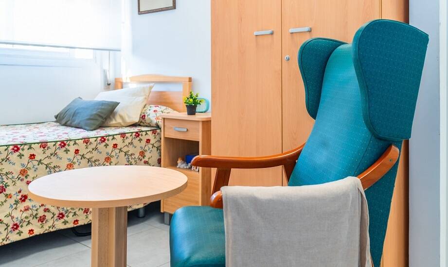 Jak nowoczesne wnętrza wpływają na komfort życia w domach opieki dla seniorów?