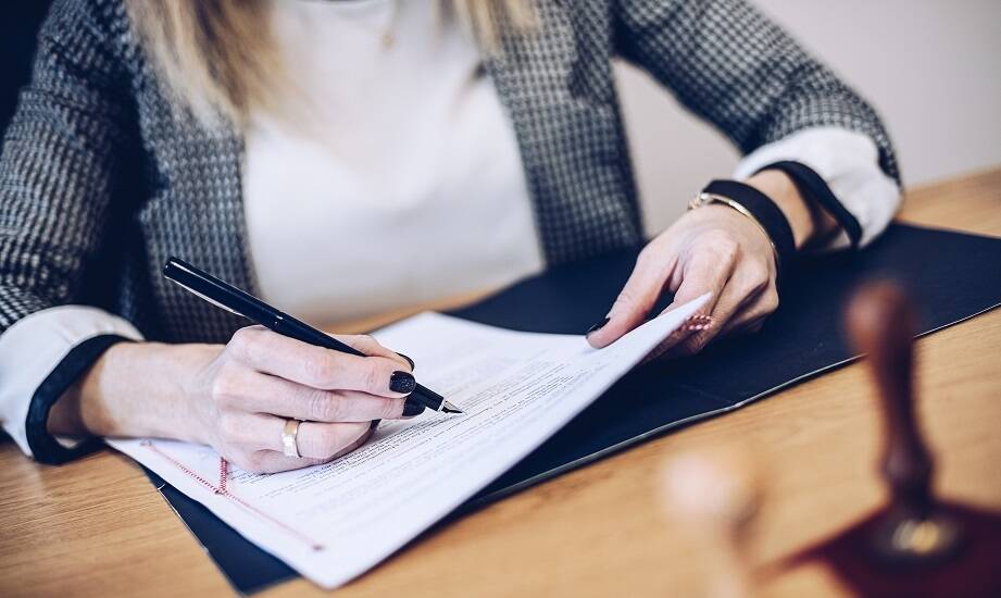 Znaczenie usług rejenta przy zarządzaniu dokumentami prawnymi