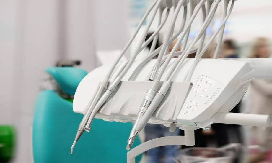 Jakie są różnice między skalingiem a kiretażem w leczeniu przyzębia?