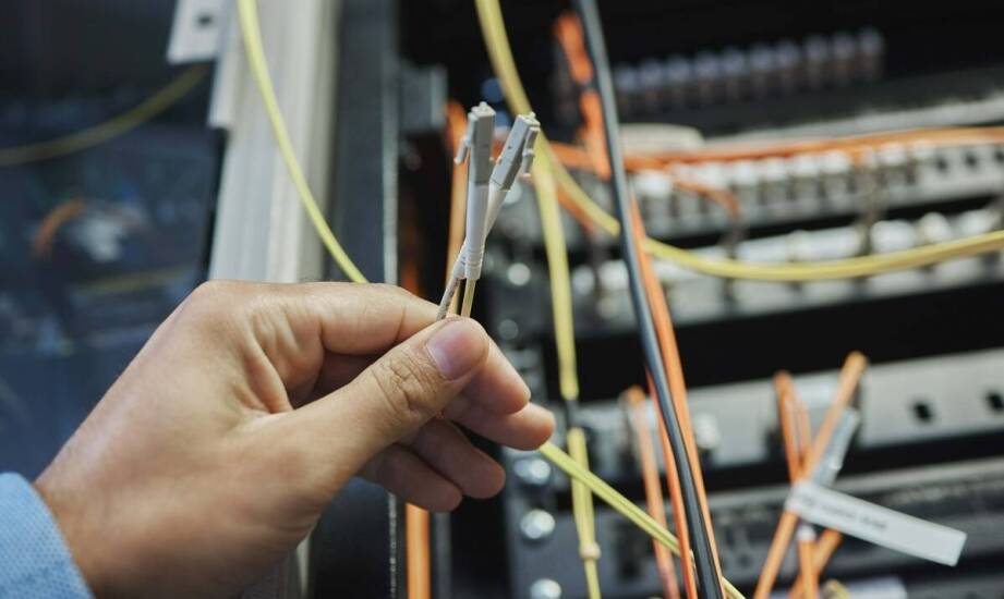 Montaż sieci komputerowych – kluczowe aspekty dla małych firm