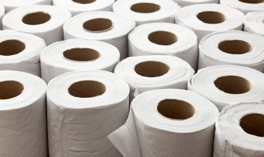 Wybór taniego papieru toaletowego jako element strategii oszczędnościowej