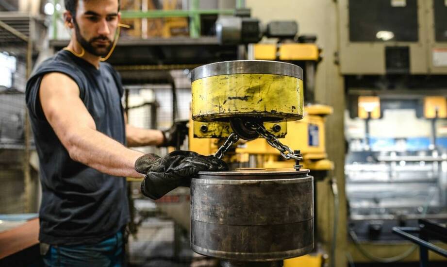 Serwis maszyn do zakuwania węży: jak zwiększa efektywność produkcji?