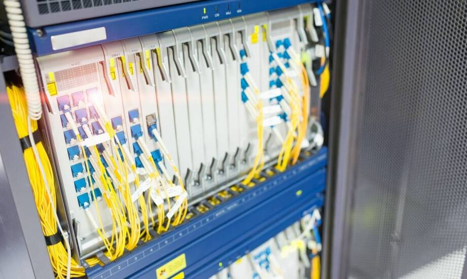 Jakie technologie wspierają instalację nowoczesnych sieci komputerowych?