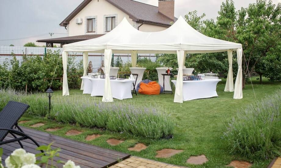 Zalety zadaszeń z plandek w branży eventowej