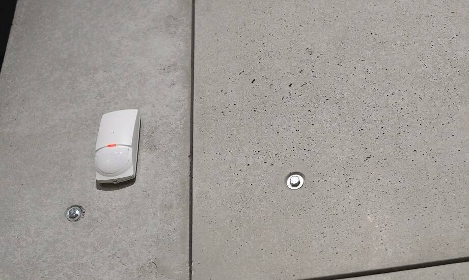 Dopplerowskie czujki mikrofalowe a standardowe bariery mikrofalowe